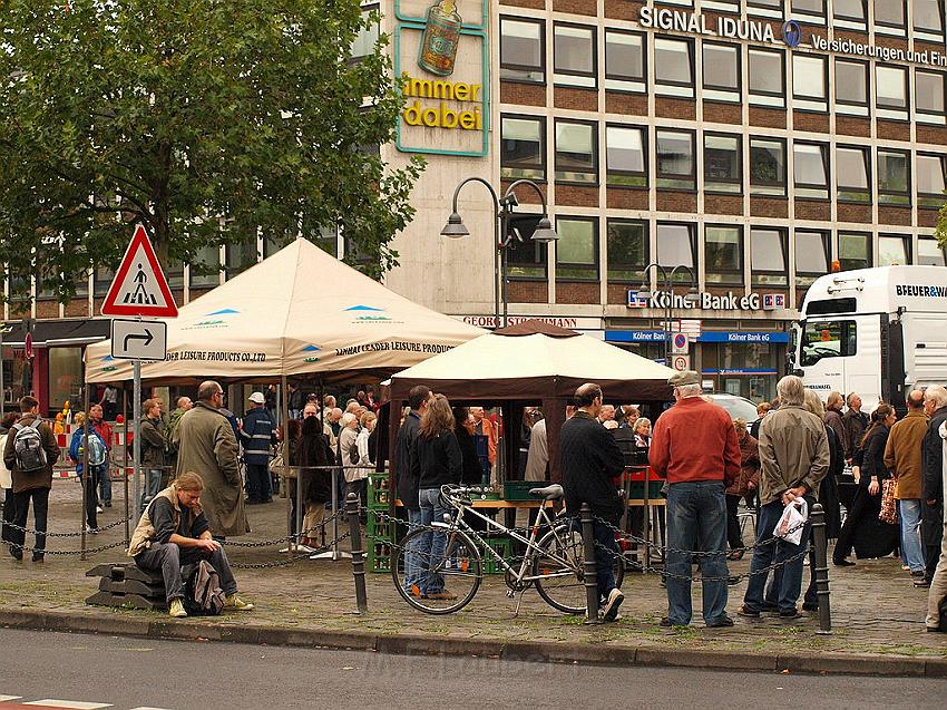 Reiterdenkmal kehrt zurueck auf dem Heumarkt P64.JPG